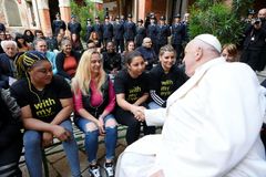 Papež poprvé navštívil Benátské bienále. Vatikán letos vystavuje v ženské věznici