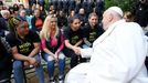 Papež František zdraví trestankyně v ženské věznici na benátském ostrově Giudecca.