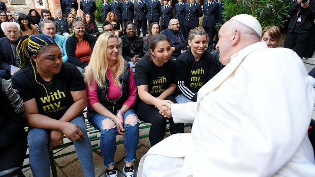 Papež poprvé navštívil Benátské bienále. Vatikán letos vystavuje v ženské věznici