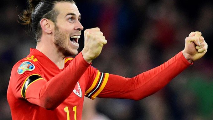 Gareth Bale slaví postup Walesu na Euro 2020.