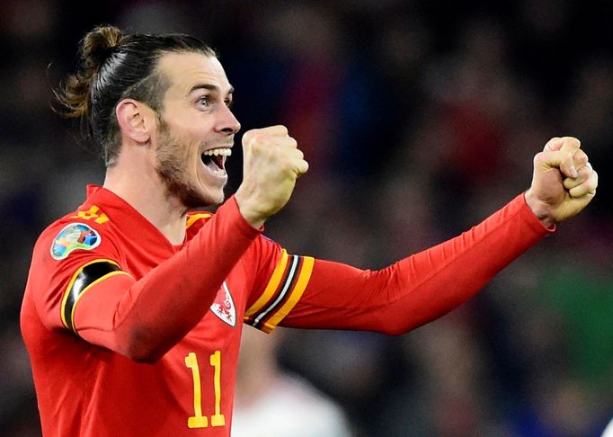 Gareth Bale slaví postup Walesu na Euro 2020.