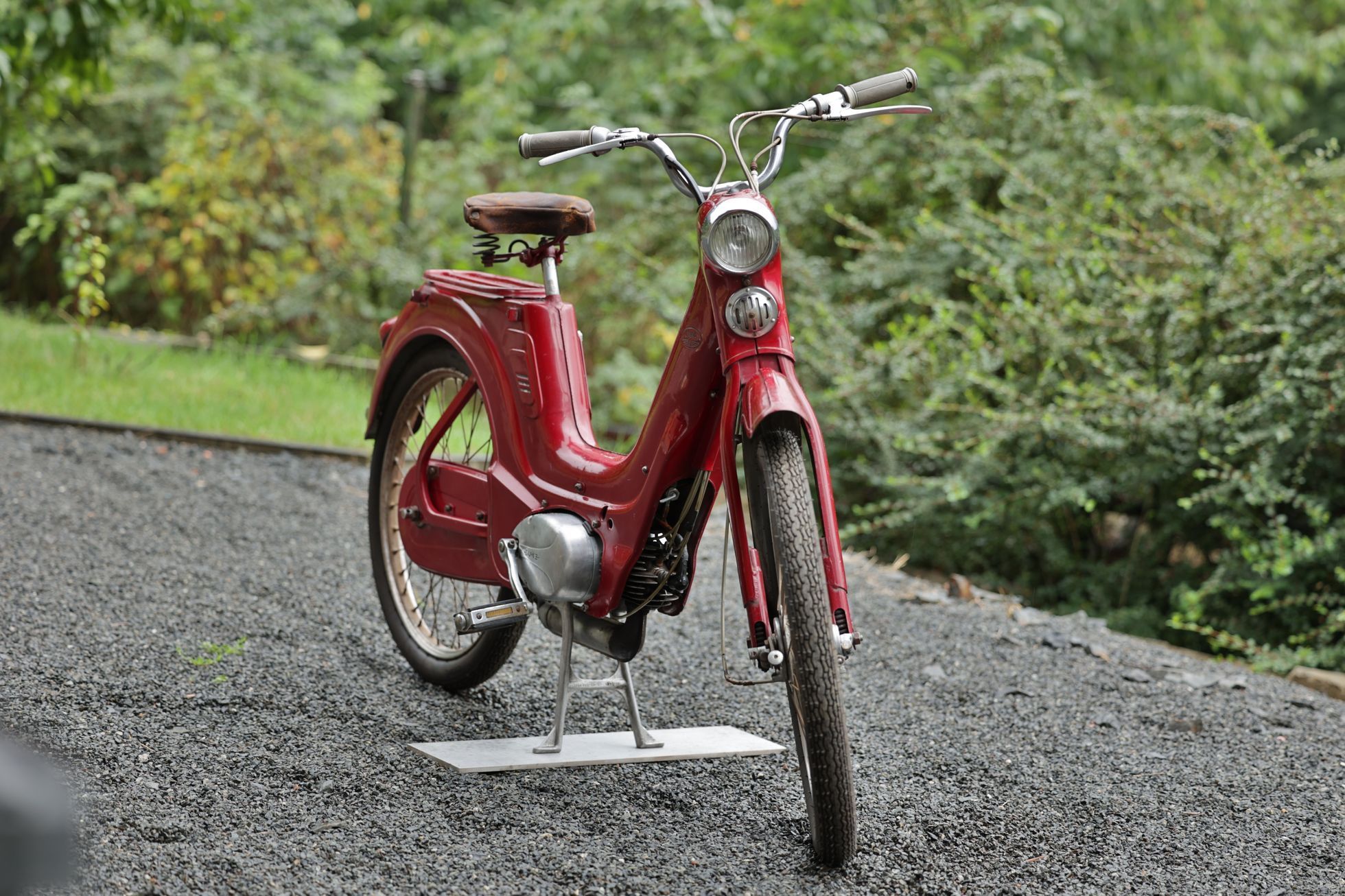 Škoda 125 v tombole a Jawetta Standard Retro Garáž jaro 2024