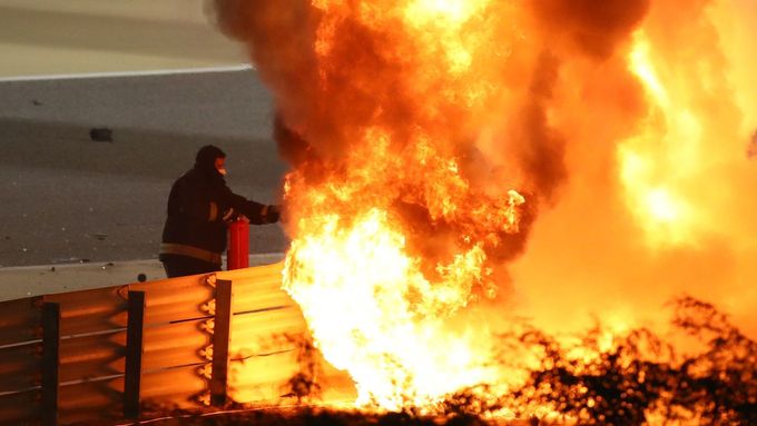 Nejlepší fotografie z letošní formule 1: Oheň, bouračky i nekonečná radost vítězů