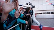 Bottas skvěle využil čistého asfaltu na postu číslo tři a do klíčové zatáčky číslo dvě dosprintoval před oběma vozy Ferrari.