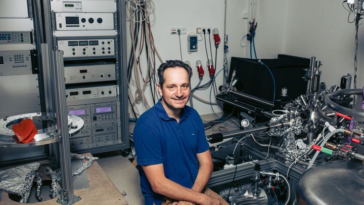 Pronikli jsme až k atomům a umíme s nimi manipulovat, říká oceněný český fyzik