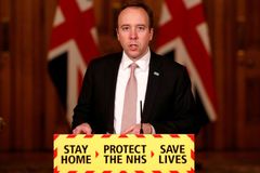 Britský ministr zdravotnictví rezignoval. Osudným se mu stalo líbání poradkyně