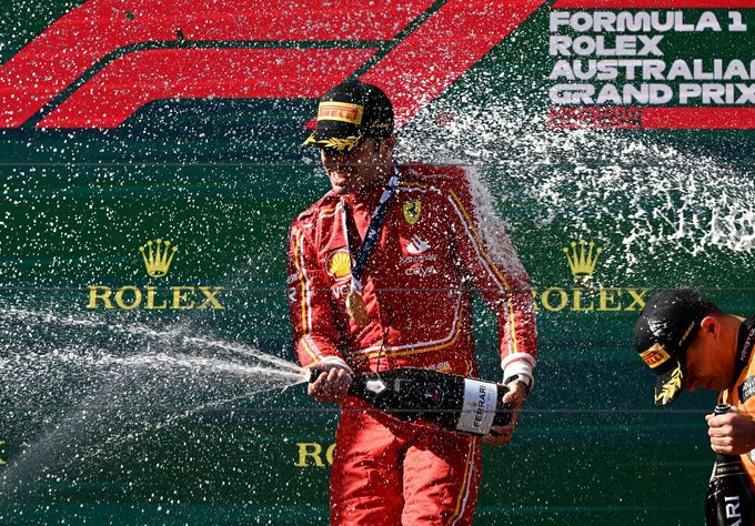 Carlos Sainz jr. z Ferrari slaví triumf ve VC Austrálie F1 2024