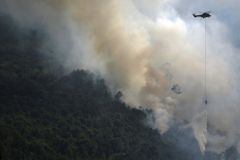 V Indonésii se zřítil vojenský vrtulník, zemřelo 12 lidí, po jednom pátrají záchranáři