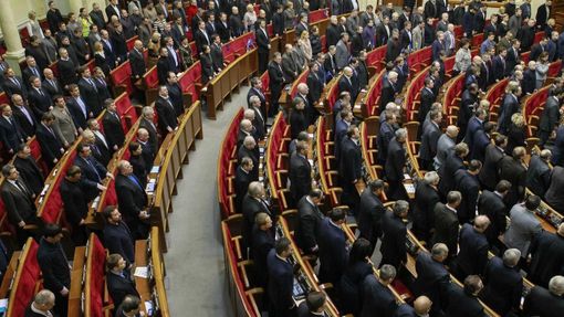 Mimořádná schůze ukrajinského parlamentu začala minutou ticha za oběti nepokojů. (28. ledna 2014)