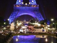 Francie oslavuje předsednictví rozsvícenou Eiffelovkou. Vnese Paříž světlo i do kauzy Lisabonské smlouvy?