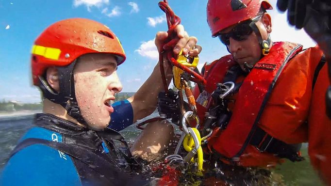 Jan Vanc při praktickém nácviku záchranářství na přehradě.