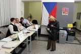 Ve dvě hodiny přivítaly volební komise první voliče.