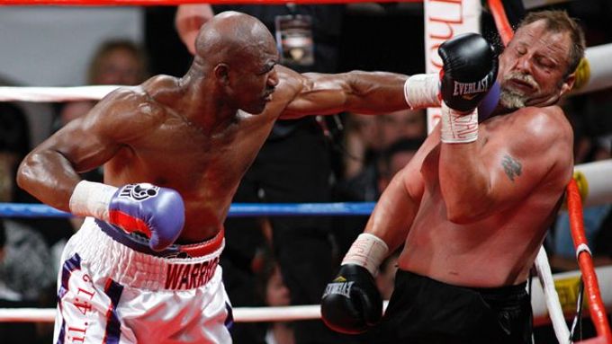 Holyfield knokautoval Bothu a je nejstarším boxerským šampionem světa