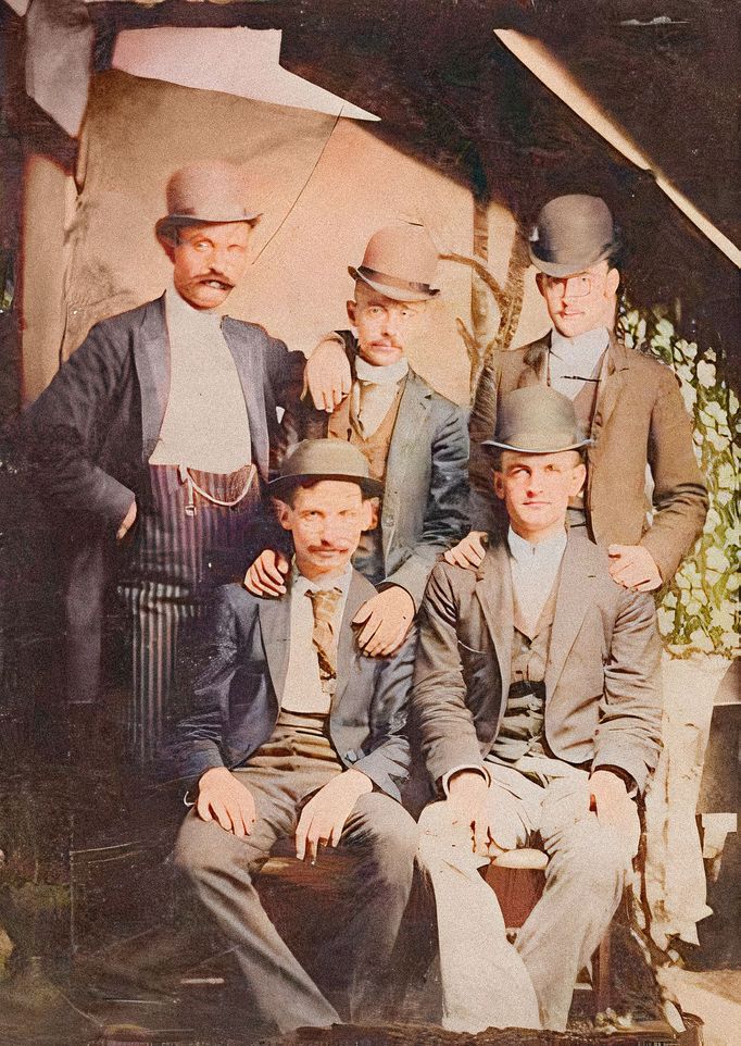 Skupinová fotografie pěti členů gangu bankovních a vlakových lupičů Wild Bunch. Cca rok 1880. Kolorovaná fotografie