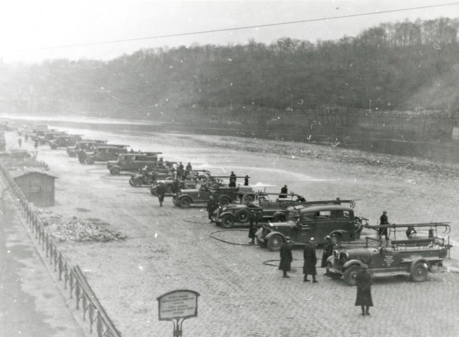 Fotogalerie / Historie / Stříkačka / Před 110 lety obdržel pražský hasičský sbor první automobilovou stříkačku