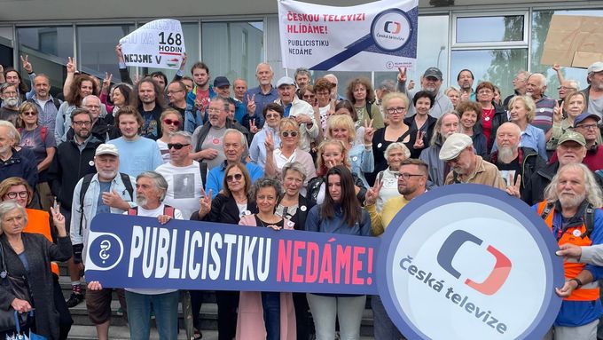 Aktuálně.cz přináší ukázky z demonstrace Milionu chvilek i následného jednání Rady ČT. Za spolek mluvila předsedkyně Mariana Novotná Nachtigallová.