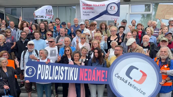 Účastníci protestu před Českou televizí, kterou zorganizoval spolek Milion chvilek pro demokracii