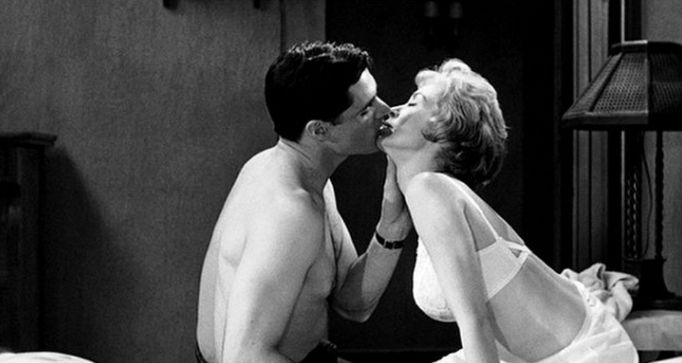 John Gavin a Janet Leighová ve filmu Psycho.