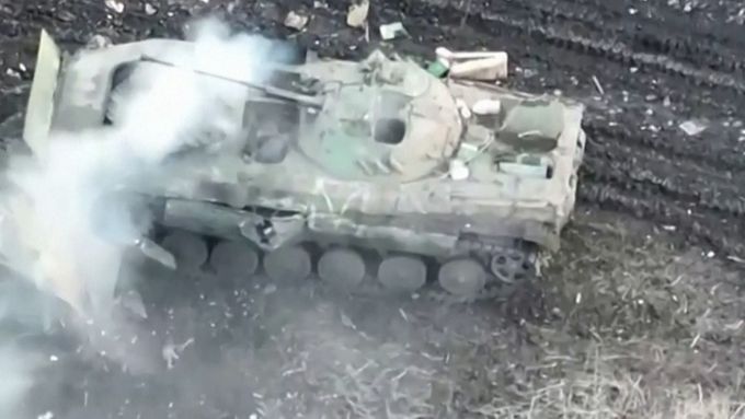 Drony zachytily odpalování ruských tanků na východě Ukrajiny