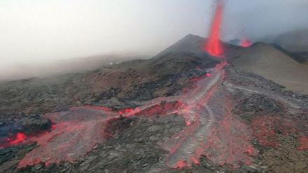Kameramanovi se podařilo dronem natočit aktivní sopku. Podívejte se na unikátní záběry