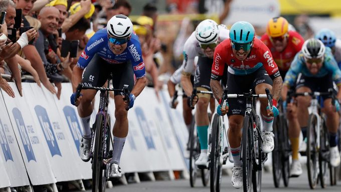 Jasper Philipsen (vlevo) poráží Caleba Ewana ve finiši čtvrté etapy Tour de France 2023.