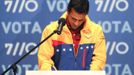 Venezuela's opposition presidential candidate Henrique Capriles gives a news conference after the results of the election awarded President Hugo Chavez with a victory, at Capriles' press center in Caracas October 7, 2012. Venezuela's socialist President Hugo Chavez won re-election in Sunday's vote with 54 percent of the ballot to beat opposition challenger Henrique Capriles. REUTERS/Carlos Garcia Rawlins (VENEZUELA - Tags: POLITICS ELECTIONS) Published: Říj. 8, 2012, 5:24 dop.