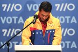 ... a jeho protikandidát Henrique Capriles jako poražený. Ten získal 44,97 procenta hlasů - skoro o deset méně než Chávez.