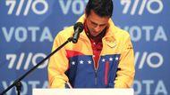 ... a jeho protikandidát Henrique Capriles jako poražený. Ten získal 44,97 procenta hlasů - skoro o deset méně než Chávez.