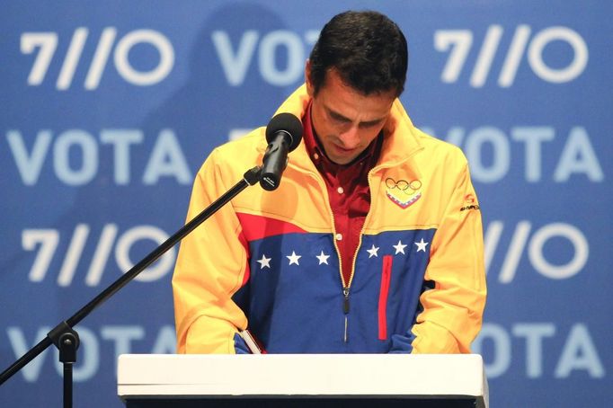 Venezuela's opposition presidential candidate Henrique Capriles gives a news conference after the results of the election awarded President Hugo Chavez with a victory, at Capriles' press center in Caracas October 7, 2012. Venezuela's socialist President Hugo Chavez won re-election in Sunday's vote with 54 percent of the ballot to beat opposition challenger Henrique Capriles. REUTERS/Carlos Garcia Rawlins (VENEZUELA - Tags: POLITICS ELECTIONS) Published: Říj. 8, 2012, 5:24 dop.