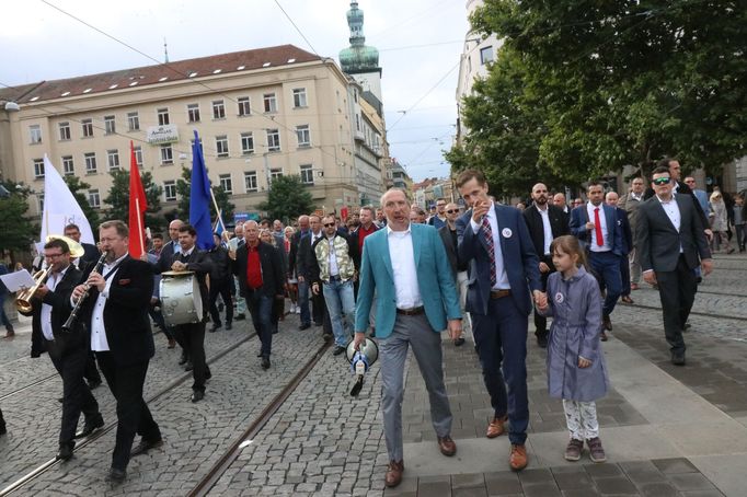 Průvod hnutí Trikolóra a jeho příznivců v Brně