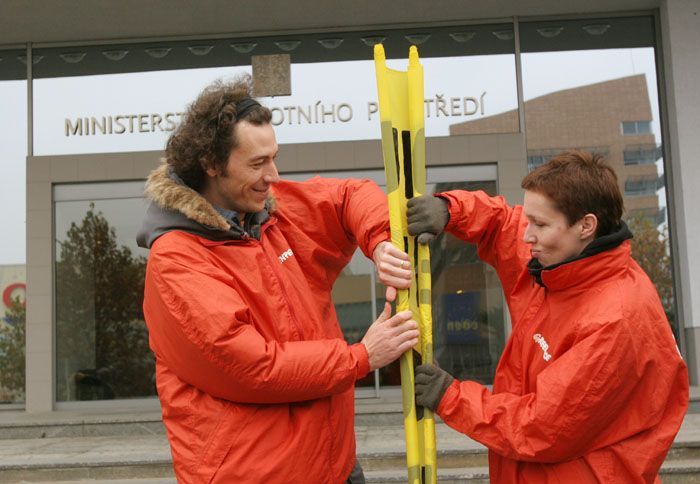 Greenpeace přinesli na ministerstvo sperma