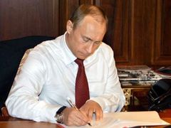 Vladimir Putin všechna obvinění z potlačování nevládních organizací odmítá.