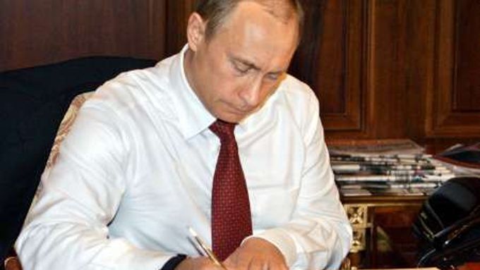 Vladimir Putin podepsal zákon v tichosti minulý týden.
