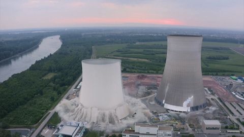 Takto Německo účtuje s jadernou energii. Utajený odstřel chladících věží zaujal svět