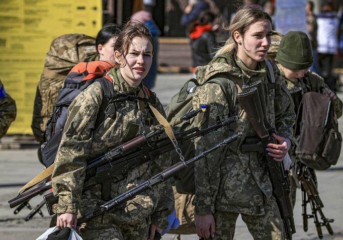 Fotografie žen sloužících během ruské invaze na Ukrajinu v ukrajinské armádě. Záběr z Lvova. Datum pořízení snímku: 24. 3. 2022.