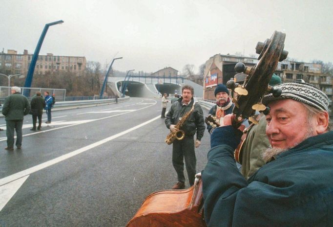 Zahájení zkušebního provozu Strahovského tunelu v Praze. Snímek z roku 1997.