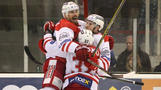 Prohlédněte si fotografie ze zápasu druhého kola baráže o extraligu, v němž hokejisté Slavie porazili Karlovy Vary 4:2.