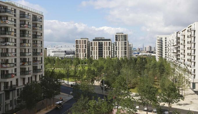 The Olympic Village, with the Olympic Stadium and the Shard in the distance, built for the London 2012 Olympic Games in Stratford, east London on June 30, 2012. The village will accomodate up to 16,000 athletes and officials from more than 200 nations. REUTERS/Olivia Harris (BRITAIN - Tags: SPORT BUSINESS CONSTRUCTION CITYSPACE OLYMPICS) Published: Čer. 30, 2012, 12:13 odp.