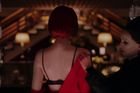 Recenze: Stricklandův cinefilní film vypráví o šatech, které vraždí své majitele