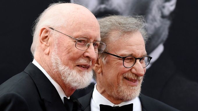 John Williams (vlevo) proslul jako autor hudby k filmům režiséra Stevena Spielberga. Snímek z roku 2016.