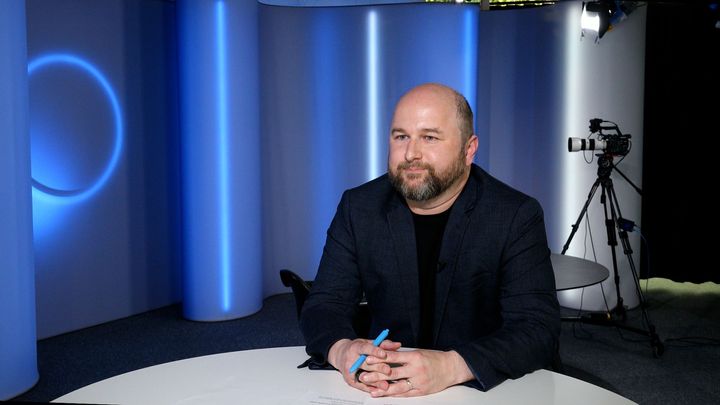 Měly Rusko ekonomicky zadupat do země. Novinář popisuje, proč selhaly sankce