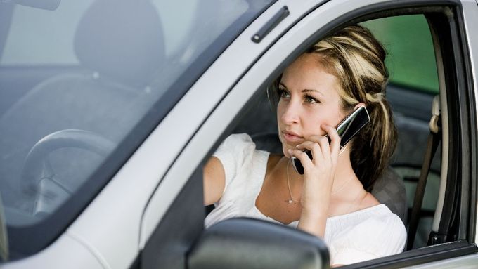 Telefonování za volantem je třetím nejčastějším dopravním přestupkem.