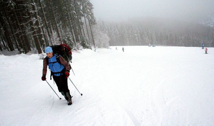 Zatímco na sjezdovkách se jezdí jen dolu, běžkaři si musí kopec vyjít. Nahoře začínají běžecké stopy