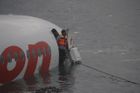 Pátrací týmy zřejmě našly další část letadla AirAsia