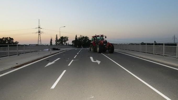 Nehoda motorky a traktoru na dálnici D1 na Karvinsku.