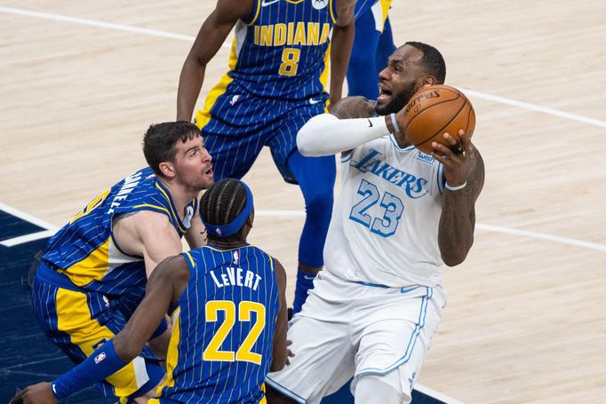 LeBron James v akci v zápase Lakers na palubovce Indiany.