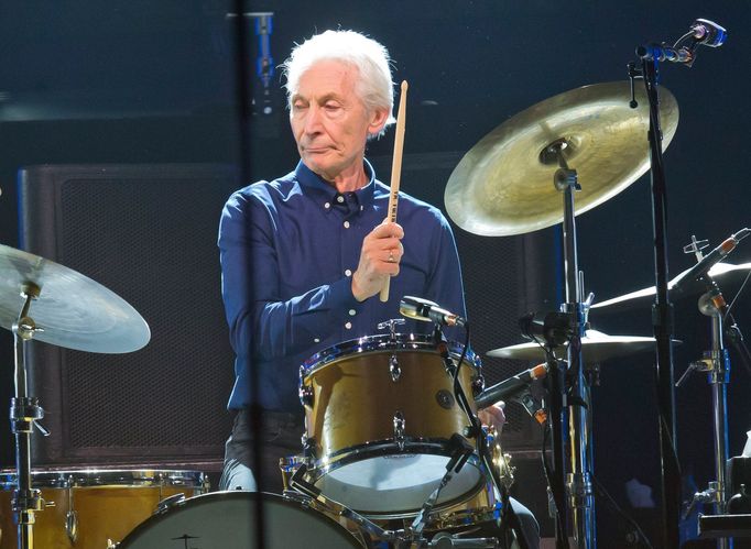 Charlie Watts na koncertu Rolling Stones v Paříži, říjen 2017.