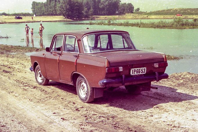 Auto sovětské značky Moskvič nemělo žádnou klimatizaci, takže v létě se lidé rádi zchladili vykoupáním se ve vodě. Lokace neuvedena. Rok 1978