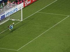 Francouzský kapitán Zinedine Zidane dává gól z penalty do sítě Portugalce Ricarda.