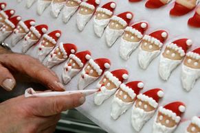 Podívejte se, jak se vyrábějí a zdobí čokoládoví Santa Clausové